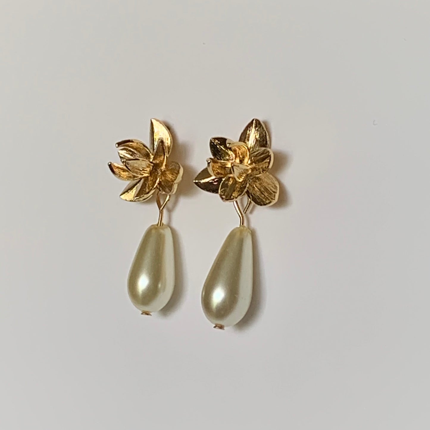 Gianna - Magnolia Teardrop Pearl Earrings