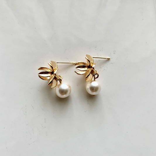 Ali - Gold Flower and Pearl Drop Earrings